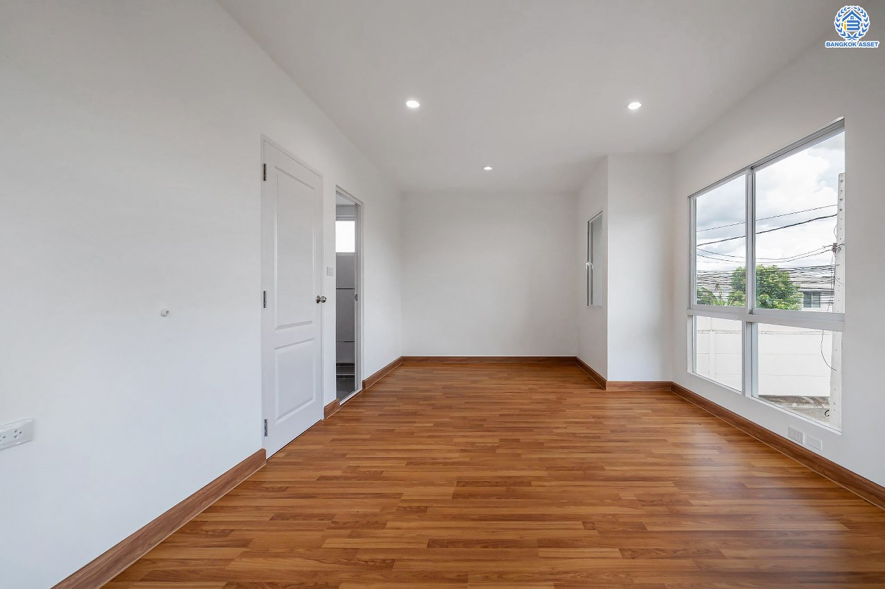 บ้านมือสองตกแต่งใหม่ โครงการ พฤกษ์ลดา2 บางใหญ่ เนื้อที่ 55 ตร.ว. ฟังก์ชัน 4 ห้องนอน 2 ห้องน้ำ 1 ที่จอดรถ บนทำเลดี เชื่อมต่อหลายเส้นทาง ใกล้รถไฟฟ้าสายสีม่วง "สถานีคลองบางไผ่" จุดขึ้นทางด่วน "กาญจนาภิเษก" และห้างสรรพสินค้าเซ็นทรัลเวสต์เกต